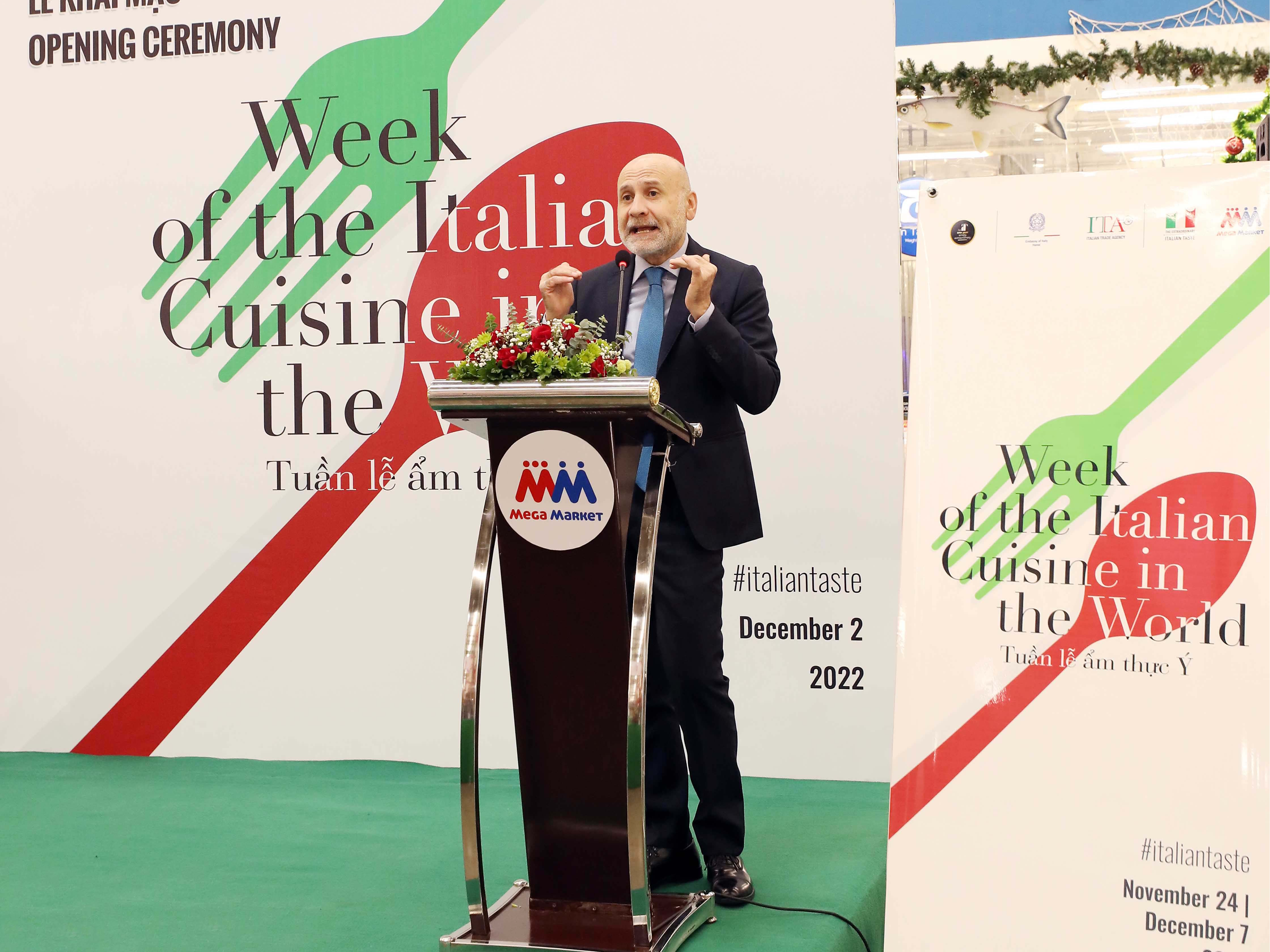 Ngài Antonio Alessandro, Đại sứ đặc mệnh toàn quyền Italia tại Việt Nam phát biểu khai mạc.