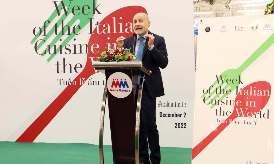 Ngài Antonio Alessandro, Đại sứ đặc mệnh toàn quyền Italia tại Việt Nam phát biểu khai mạc.