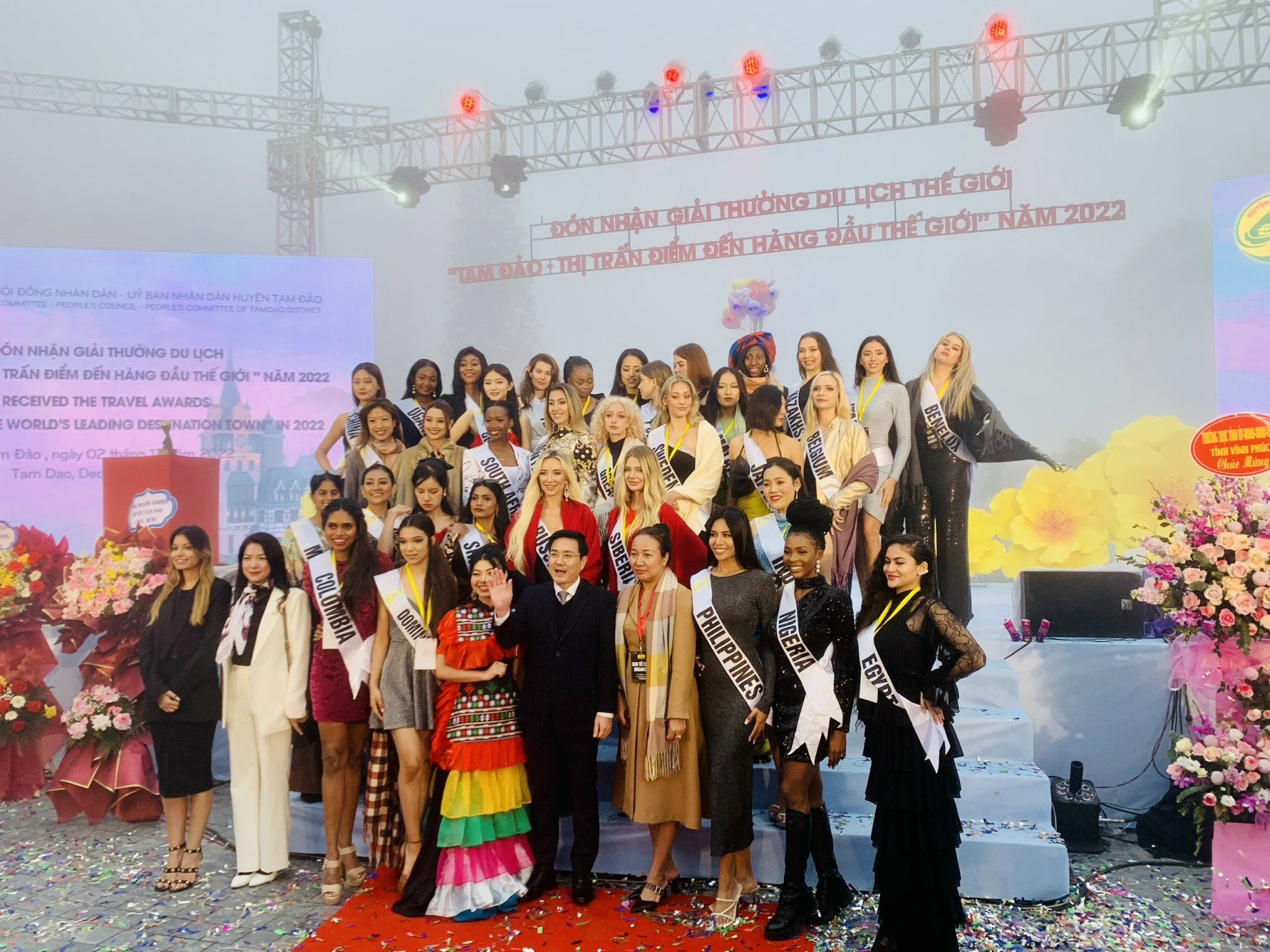 Hoa hậu du lịch c&aacute;c nước chụp h&igrave;nh lưu niệm với l&atilde;nh đạo tỉnh tại Lễ đ&oacute;n nhận giải thưởng.