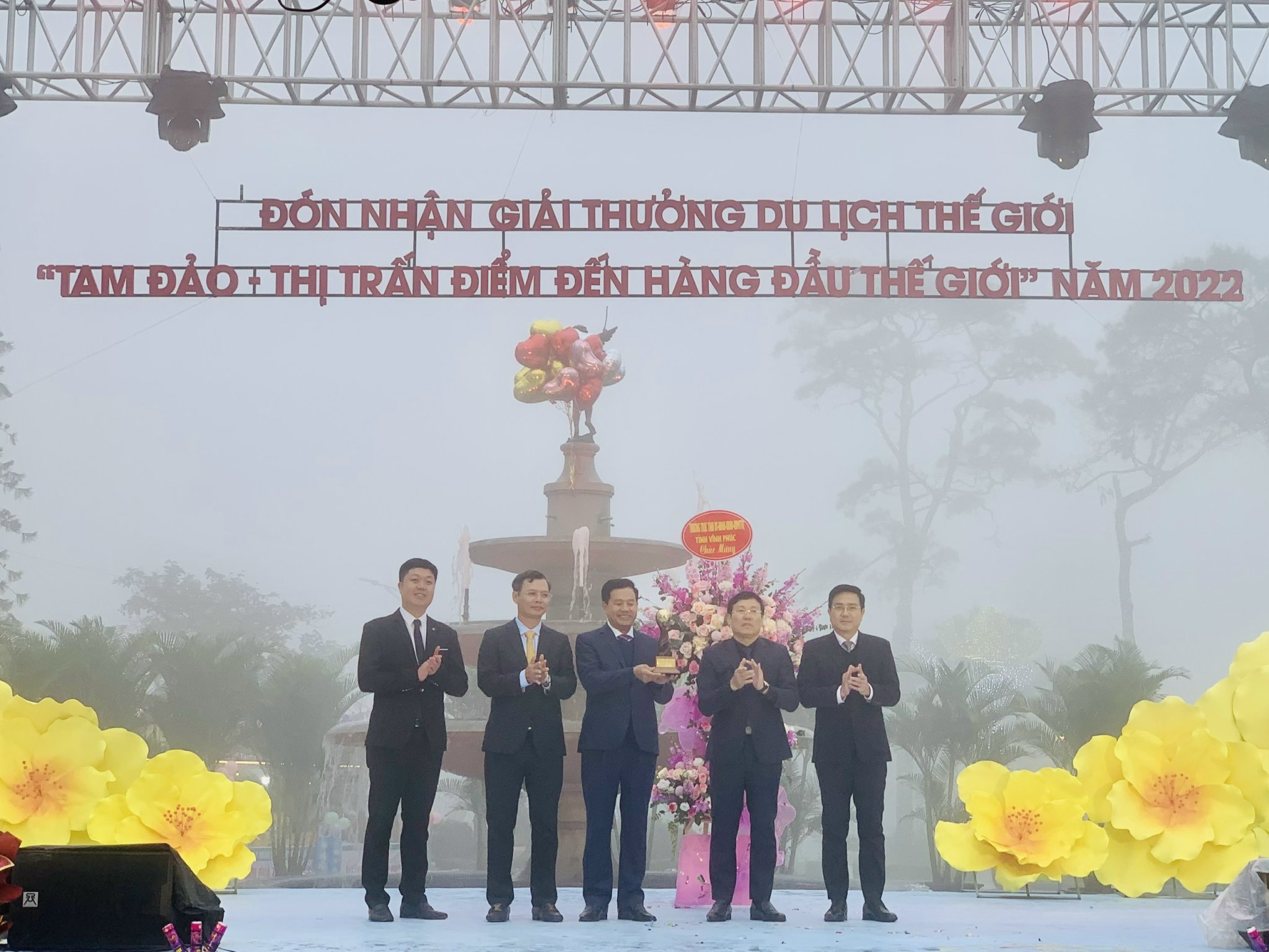 Lãnh đạo UBND tỉnh Vĩnh Phúc trao Cúp giải thưởng cho thị trấn Tam Đảo.