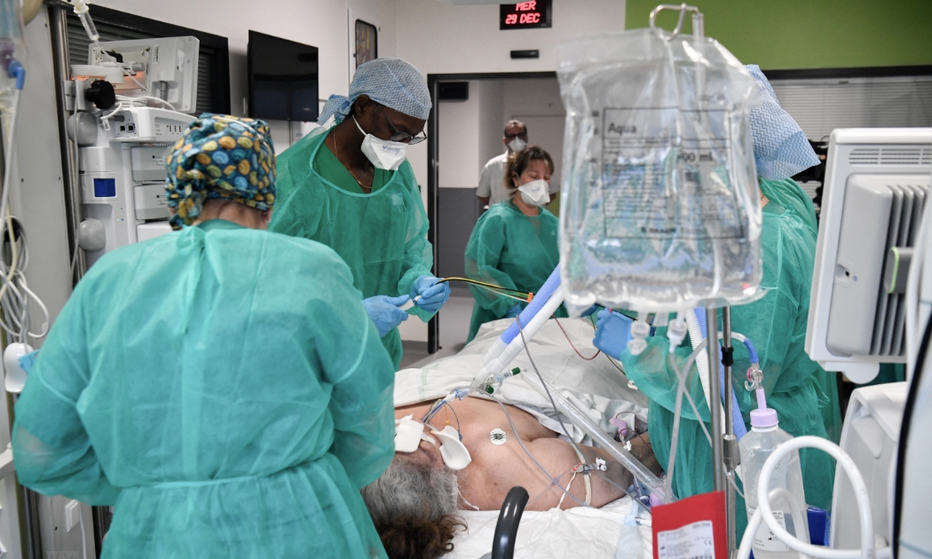 Điều trị cho bệnh nhân Covid-19 tại bệnh viện ở Saint-Denis, Pháp. Ảnh: TTXVN