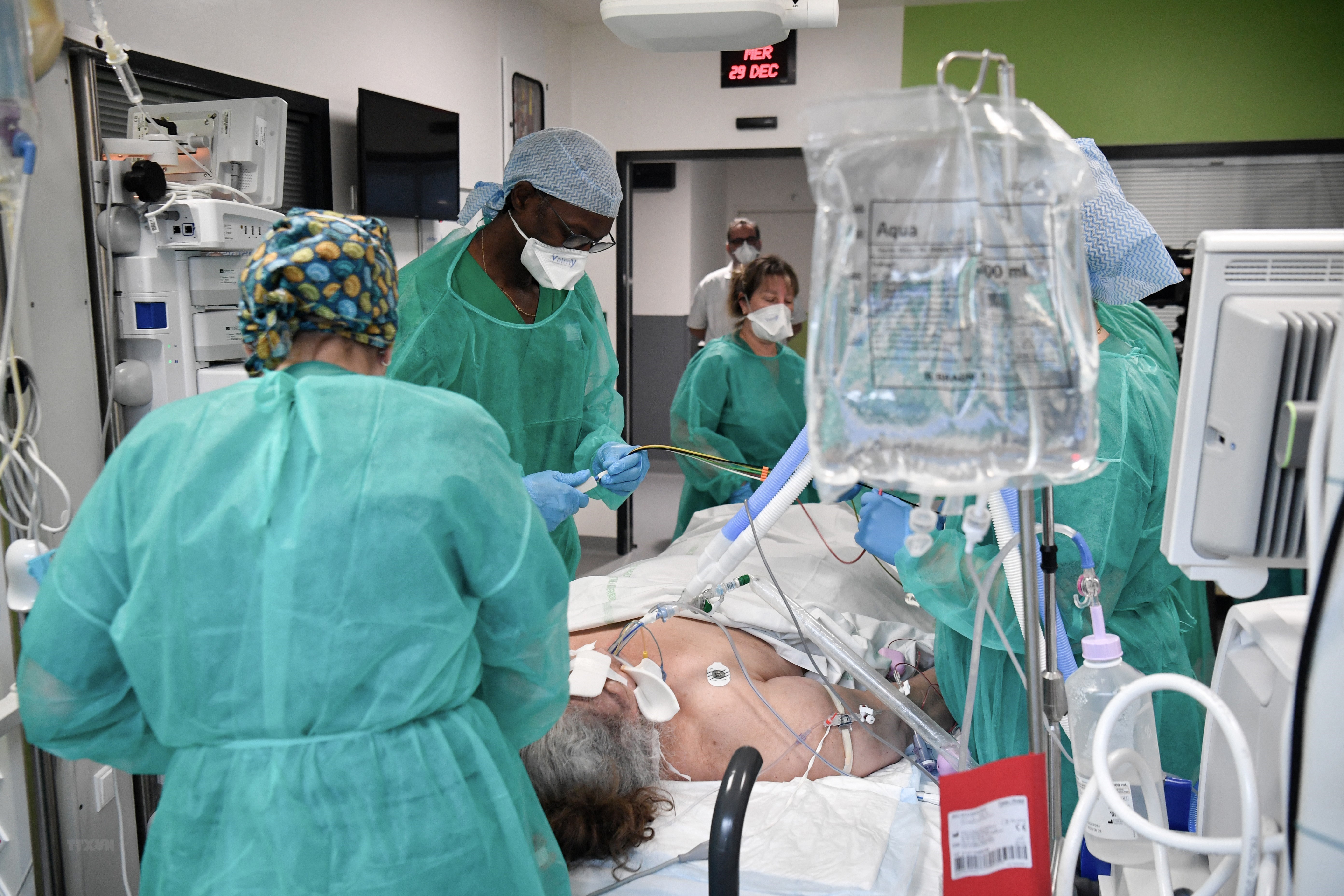 Điều trị cho bệnh nhân Covid-19 tại bệnh viện ở Saint-Denis, Pháp. Ảnh: TTXVN