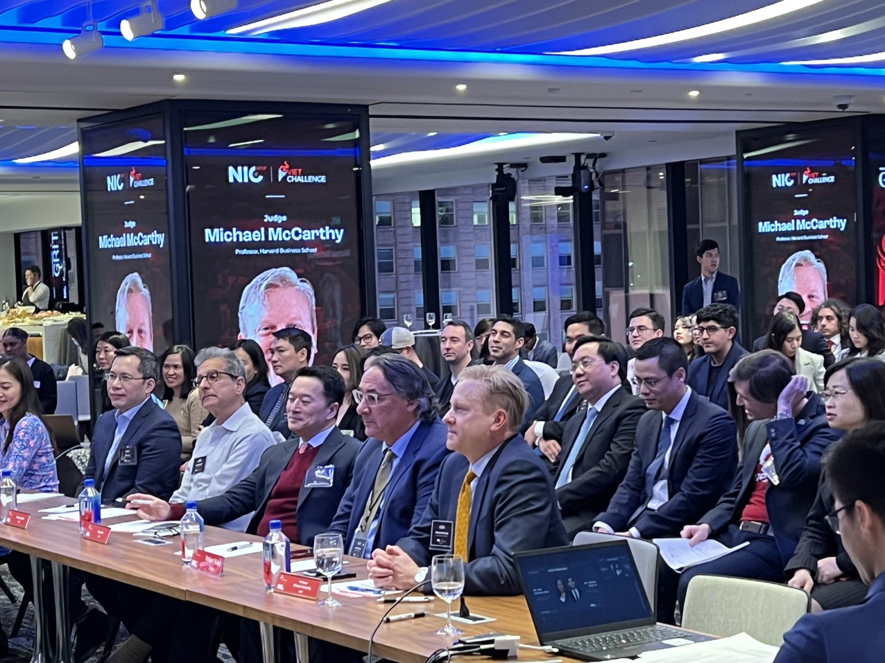 Đại diện các nhà đầu tư tham gia VietChallenge 2022 tại Sàn giao dịch NASDAQ.
