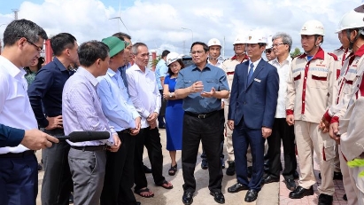 PM visits wind power project in Bac Lieu