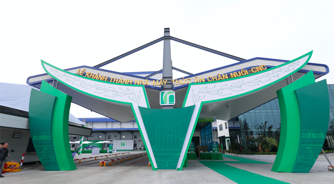 Nhà máy sản xuất thức ăn chăn nuôi CNC có công suất thiết kế gần 40.0000 tấn/ tháng.