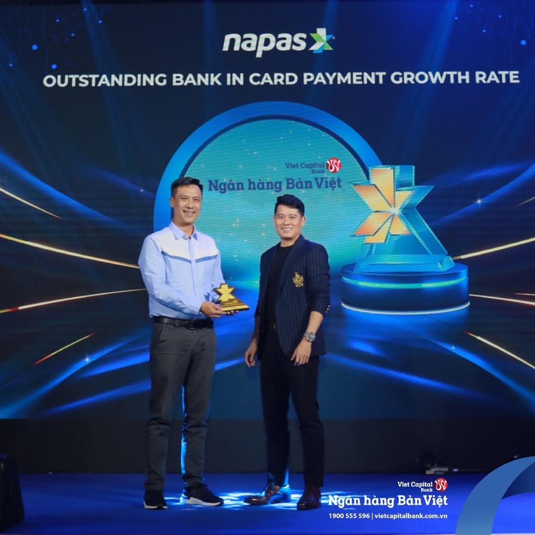 &Ocirc;ng Ng&ocirc; Minh Sang, Gi&aacute;m đốc Khối Kh&aacute;ch h&agrave;ng c&aacute; nh&acirc;n Bản Việt (b&ecirc;n tr&aacute;i) đ&oacute;n nhận giải thưởng từ đại diện Napas.