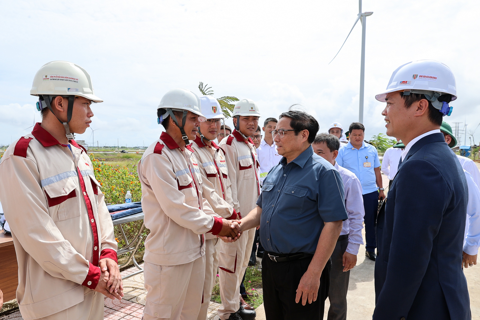 Thủ tướng trao đổi với đội ngũ kỹ sư, chủ đầu tư khi đi khảo sát dự án điện gió Hòa Bình tại xã Vĩnh Thịnh, huyện Hòa Bình, tỉnh Bạc Liêu - Ảnh: VGP
