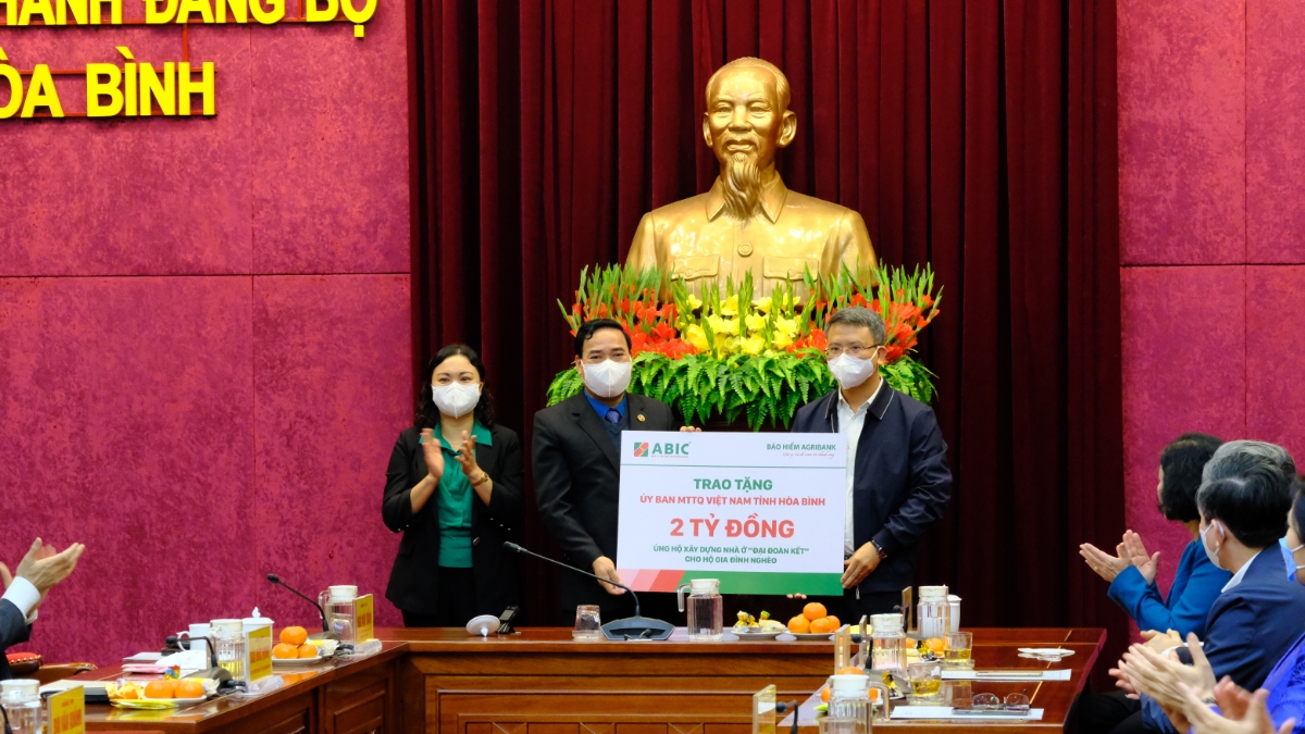 Bảo hiểm Agribank ủng hộ Quỹ V&igrave; người ngh&egrave;o tỉnh H&ograve;a B&igrave;nh.