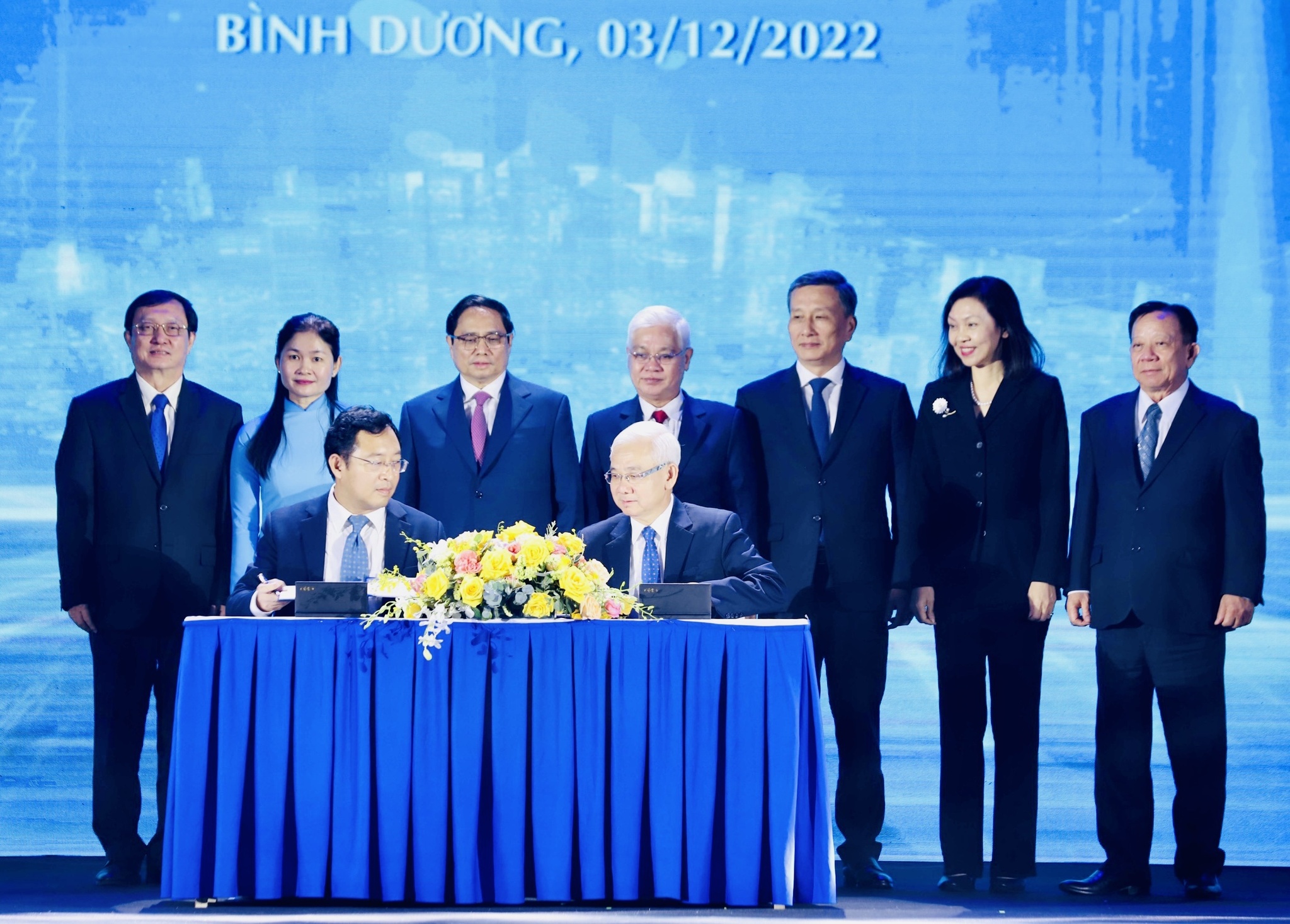 Đại diện Tập đoàn Becamex và đại diện Cục Phát triển thị trường và doanh nghiệp khoa học công nghệ cùng ký kết hợp tác. 