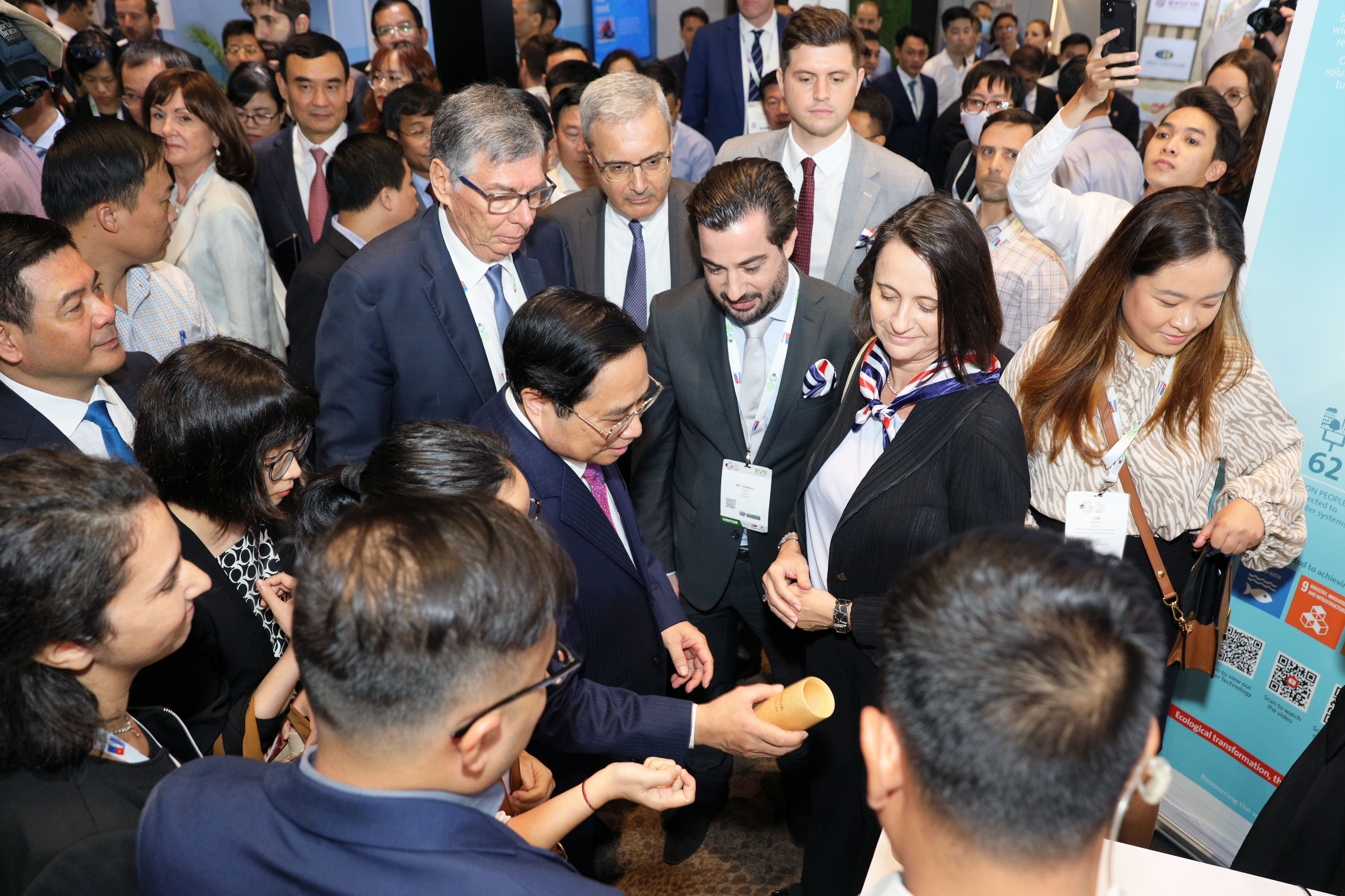  Các doanh nghiệp Pháp đã có dịp chào đón Thủ tướng Phạm Minh Chính và bày tỏ sự quan tâm cùng đồng hành với Việt Nam phát triển kinh xanh hiện thực hóa các cam kết tại Hội nghị COP26, đặc biệt là mục tiêu đạt mức phát thải ròng bằng 0 (Net Zero carbon ) vào năm 2050.  