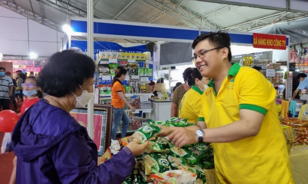 Nhiều hoạt động tham quan mua sắm tại Hội chợ xúc tiến tiêu dùng năm 2022. Ảnh minh họa.