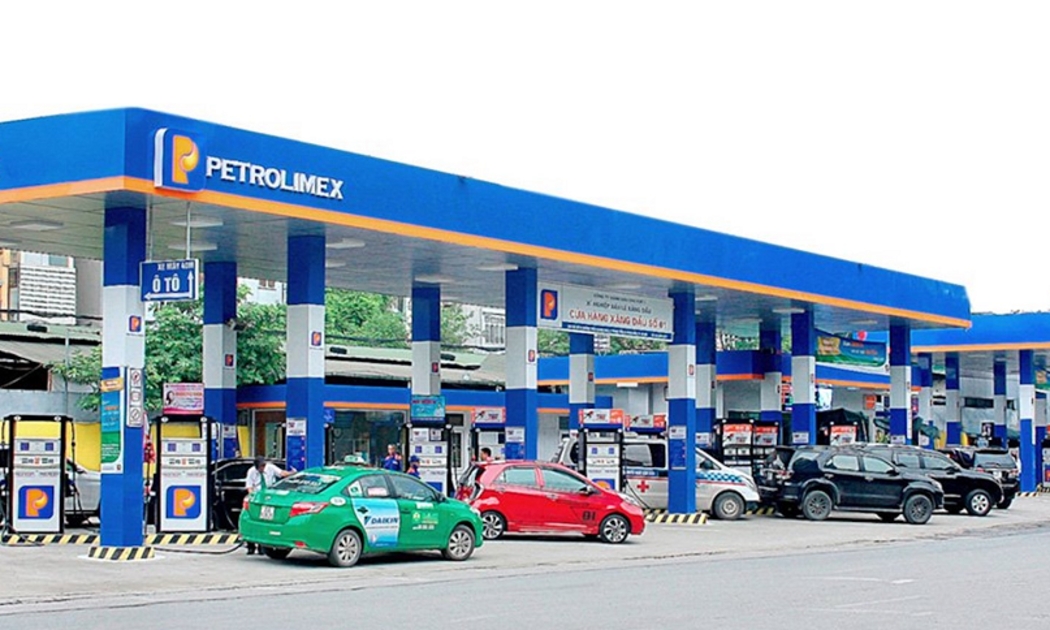 Khi các nguồn cung xăng dầu khác giảm sâu, Petrolimex vẫn duy trì việc bán hàng bình thường tại 2.700 cửa hàng xăng dầu trực thuộc. 