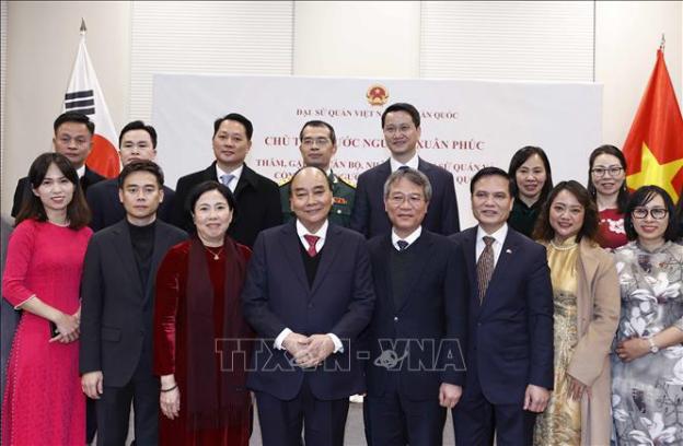 Chủ tịch nước Nguyễn Xuân Phúc với cán bộ nhân viên Đại sứ quán và đại diện cộng đồng người Việt Nam tại Hàn Quốc - Ảnh: TTXVN