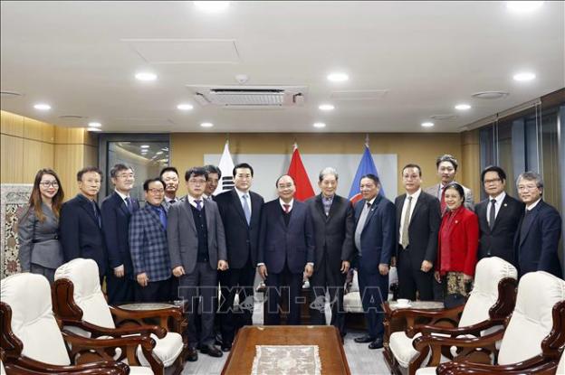 Chủ tịch nước Nguyễn Xuân Phúc tiếp Chủ tịch Hiệp hội Kinh tế, Văn hóa Hàn Quốc - Việt Nam Kim Kil Soo - Ảnh: TTXVN