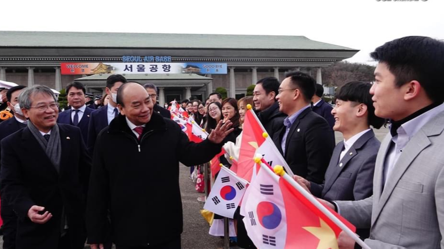 State President Nguyen Xuan Phuc and his entourage being welcomed at Seoul military airport. Photo tuoitre.vn