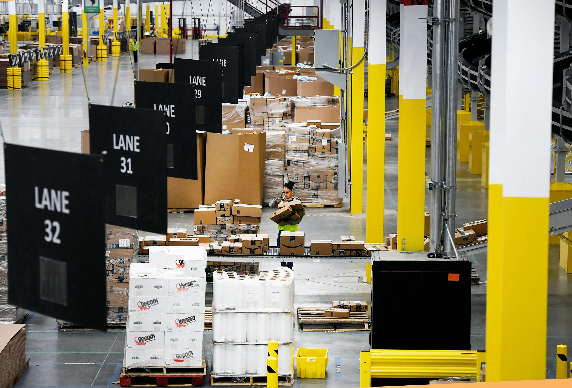 Amazon cho biết họ không còn phân vân giữa chọn robot hay con người, mà kết hợp hài hòa để đạt hiệu suất cao nhất.