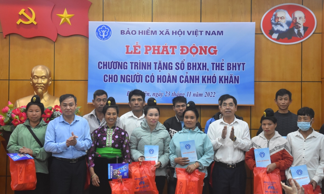 Trao tặng sổ bảo hiểm xã hội, thẻ bảo hiểm y tế tại Điện Biên. Ảnh - Bảo hiểm xã hội tỉnh Điện Biên.