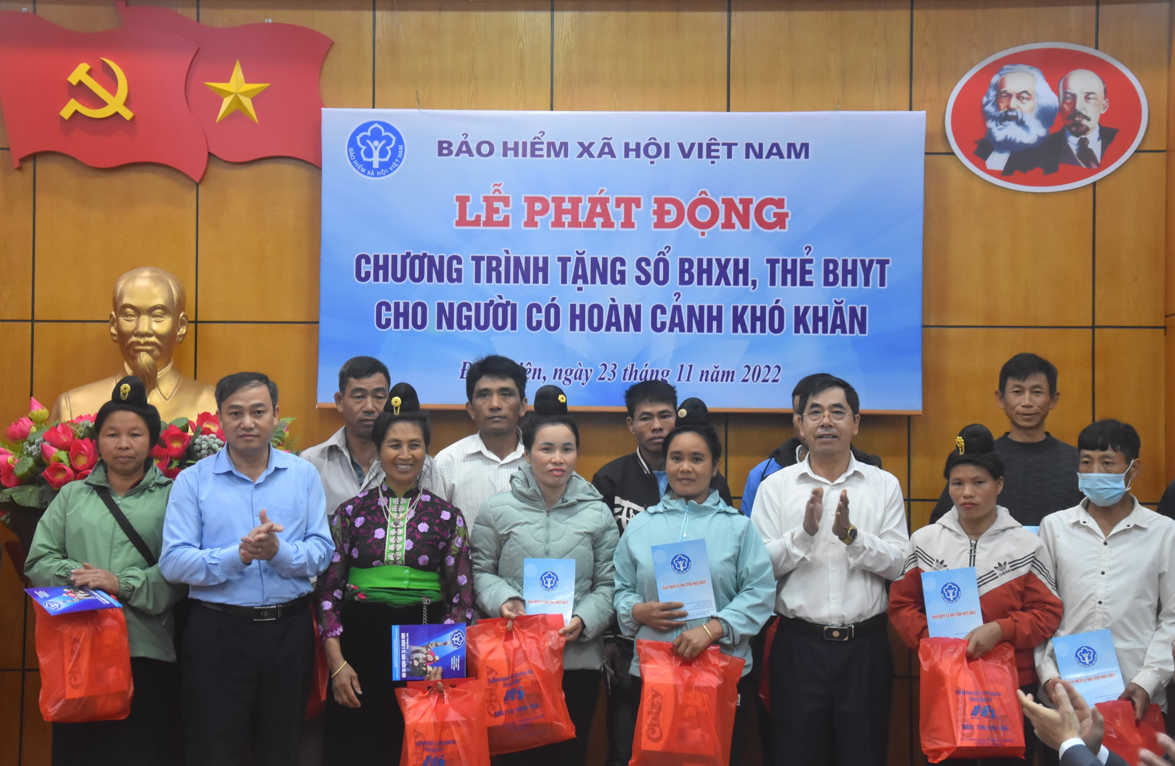 Trao tặng sổ bảo hiểm xã hội, thẻ bảo hiểm y tế tại Điện Biên. Ảnh - Bảo hiểm xã hội tỉnh Điện Biên. 