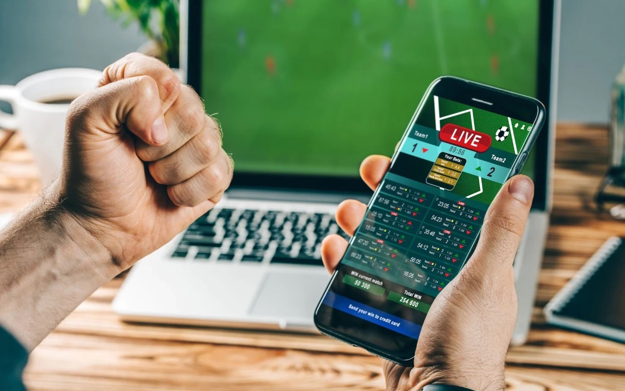 Liên tục thời gian qua, hàng loạt đường dây cá độ bóng đá tiền tỷ dịp World Cup 2022 đã bị bắt. (Ảnh minh họa).