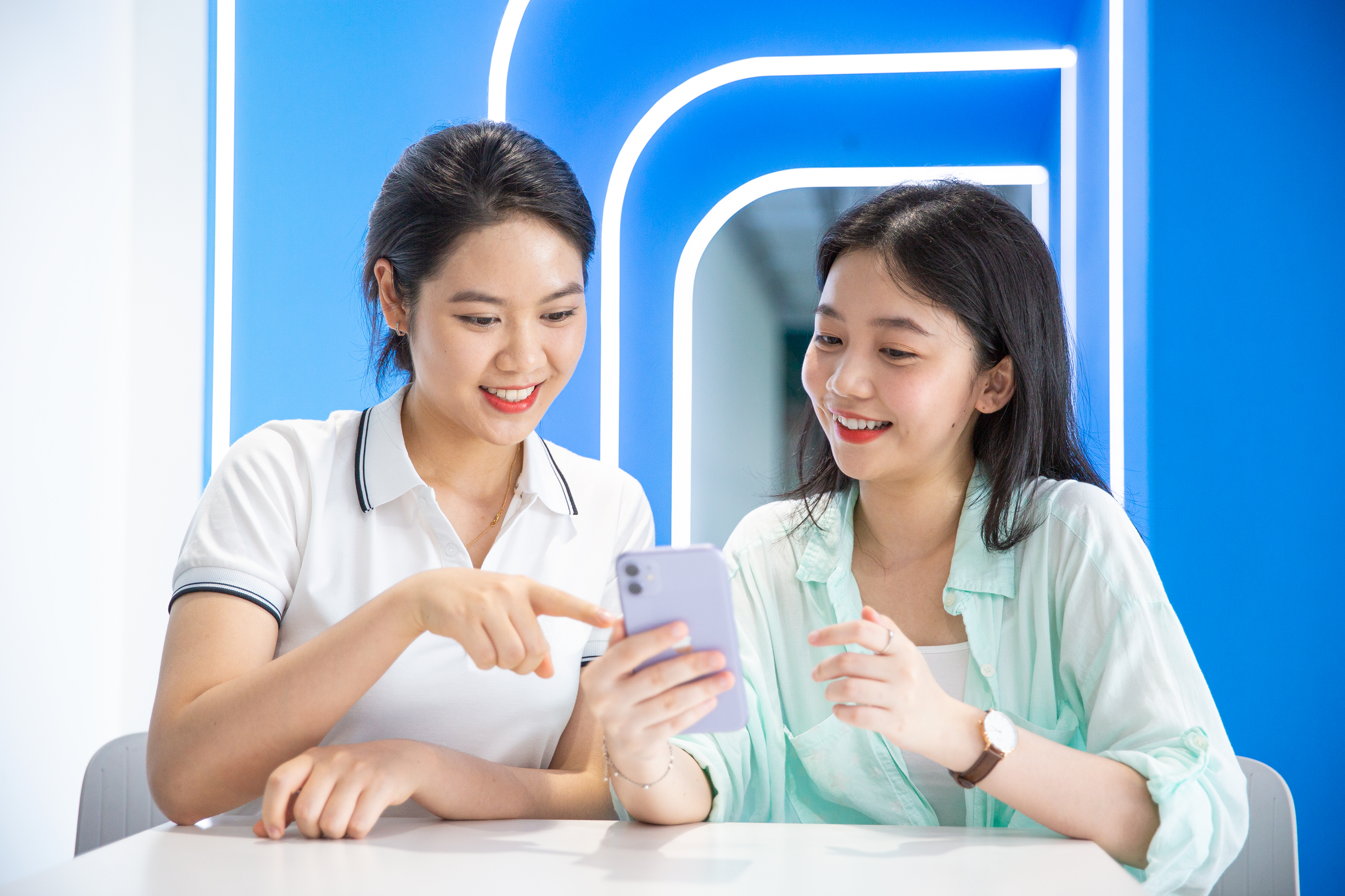 Khách hàng thích thú khi được hưởng ưu đãi giảm 50% giá vé du lịch qua ví VNPAY.
