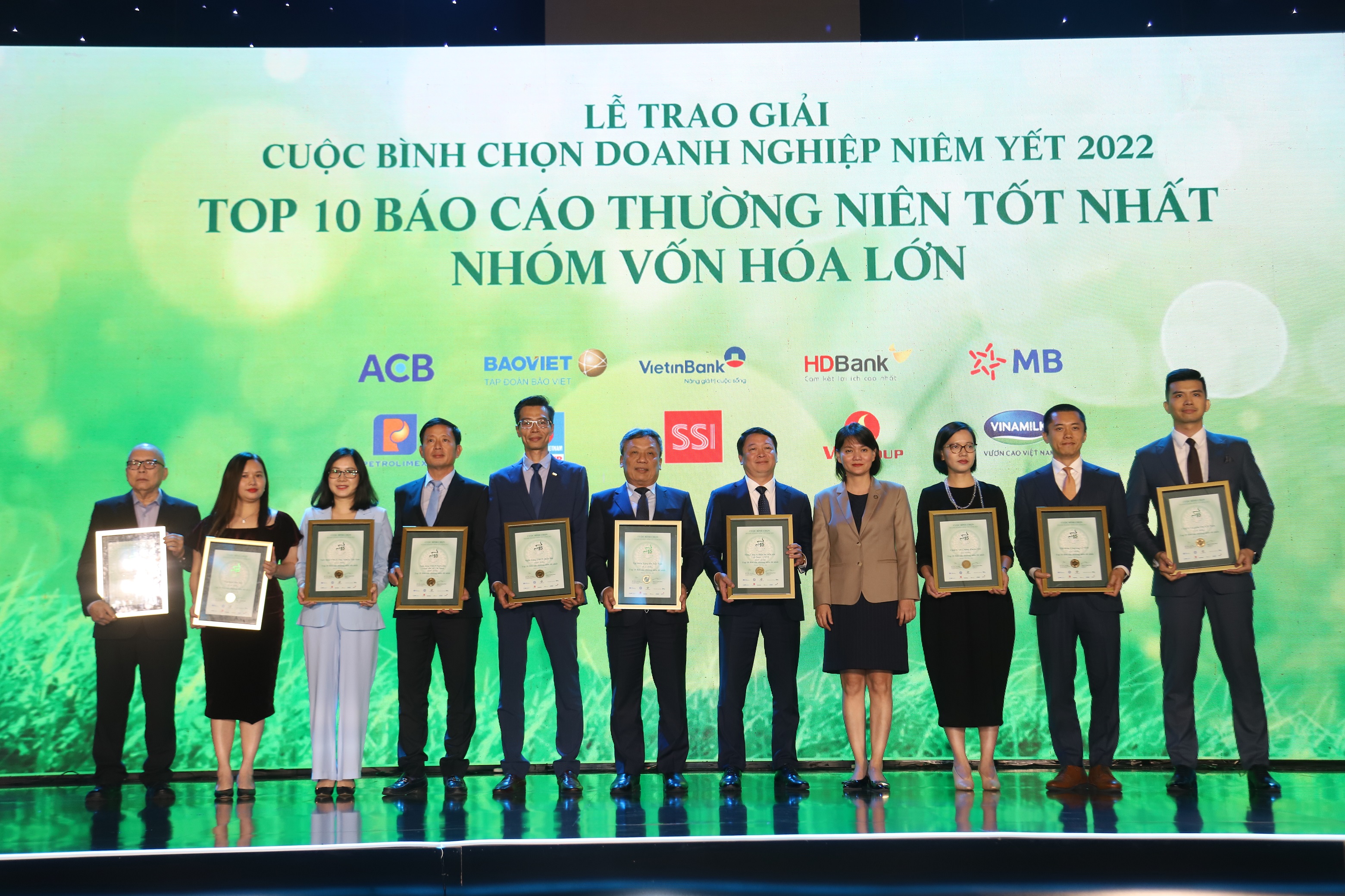 Các doanh nghiệp đầu ngành như Vinamilk, Petrolimex, SSI, VietinBank, HDBank, MB Bank, ACB… tiếp tục được vinh danh tại Cuộc bình chọn doanh nghiệp niêm yết vốn hóa lớn năm 2022.