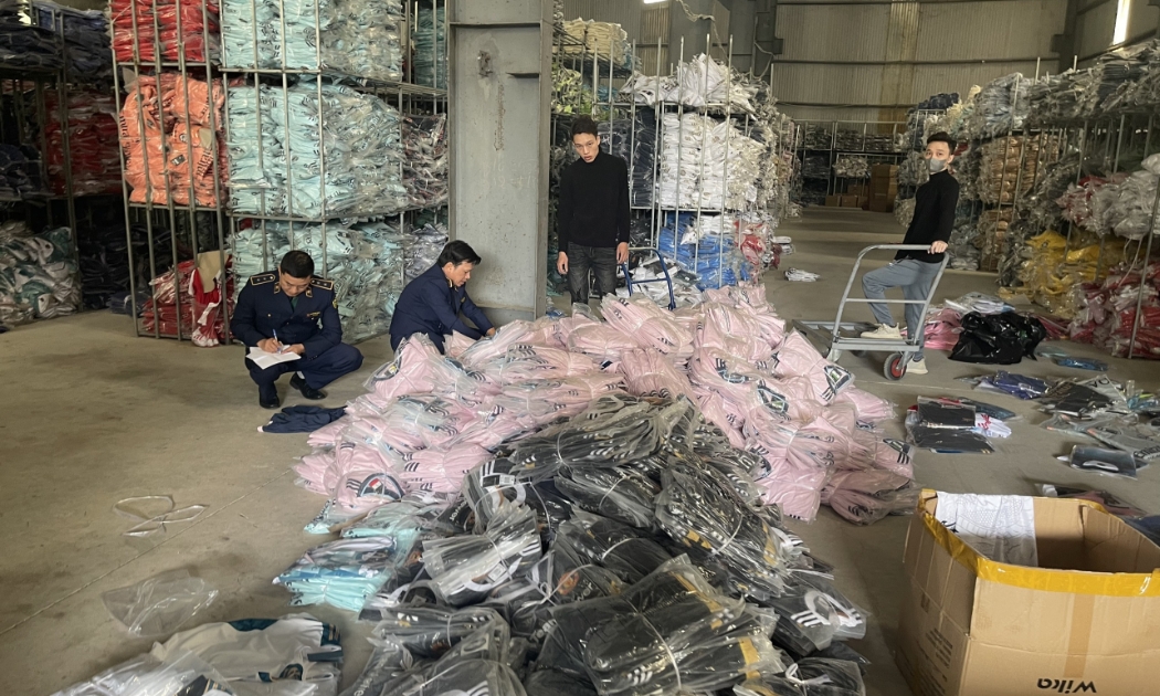 Cơ sở kinh doanh quần áo thể thao siêu rẻ bị phát hiện, xử lý