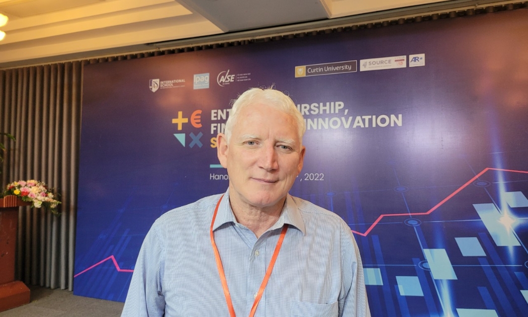 GS. Jonathan A. Batten, Viện Công nghệ Hoàng gia Melbourne.