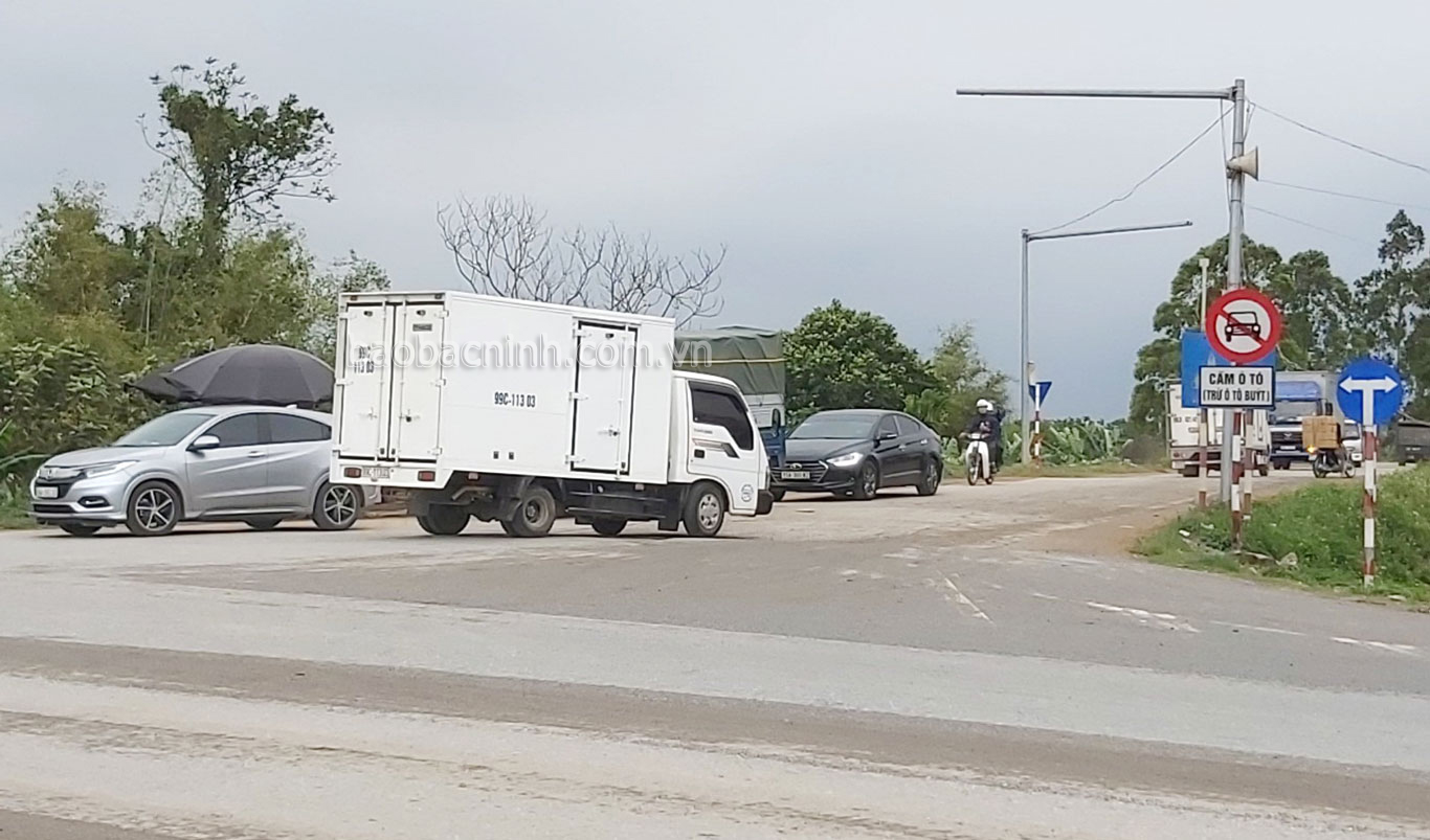 Nhiều phương tiện cố tình đi vào tuyến đường cấm ô tô để né trạm thu phí BOT trên Quốc lộ 38.