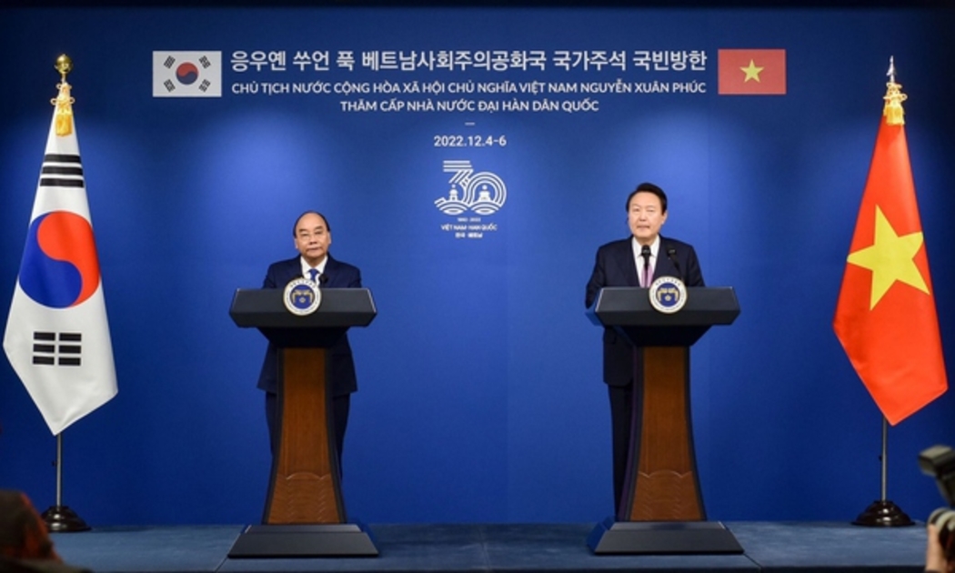 Chủ tịch nước Nguyễn Xuân Phúc và Tổng thống Hàn Quốc Yoon Suk Yeol tại buổi họp báo chiều 5/12 - Ảnh: VGP
