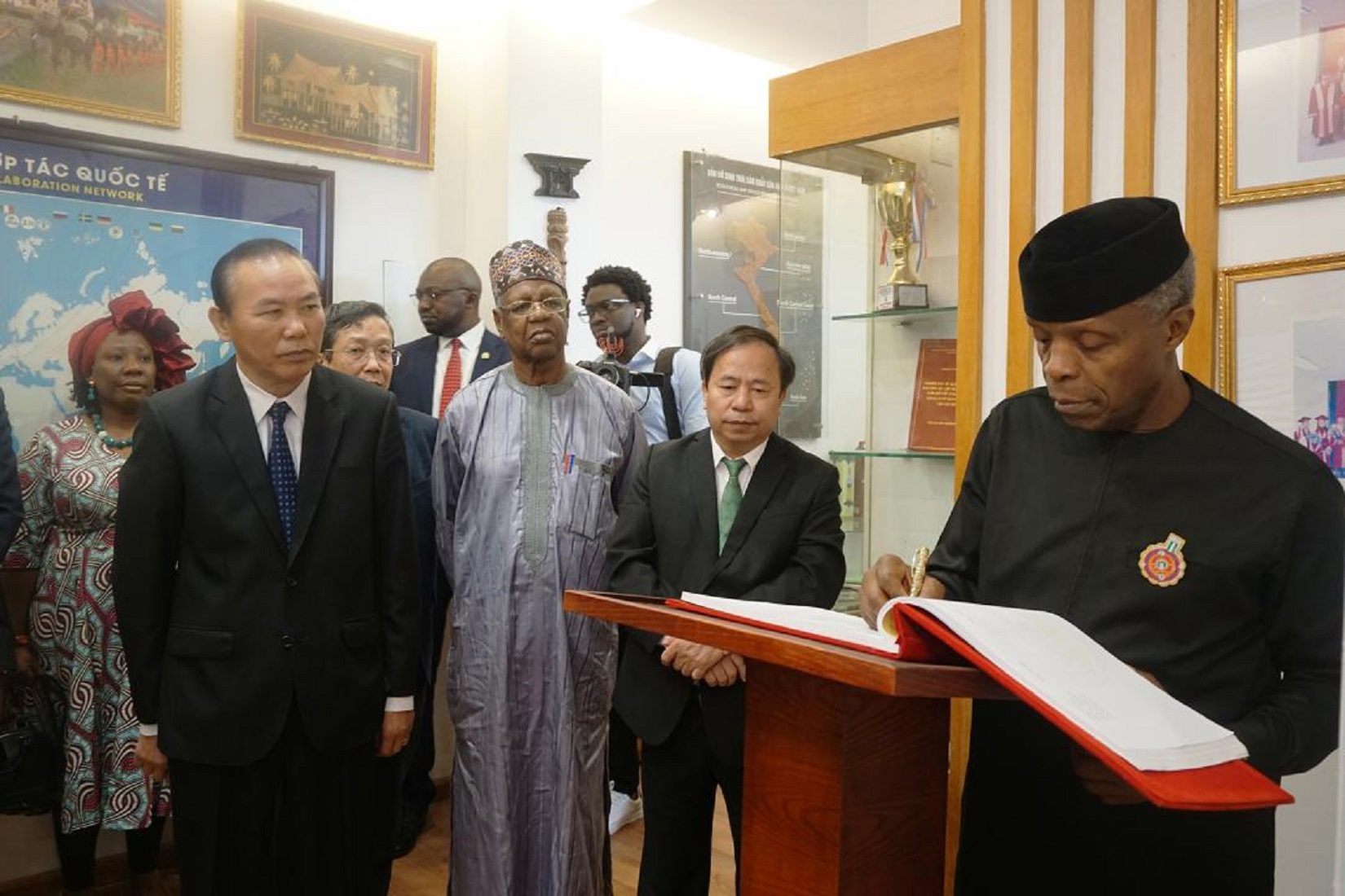 Ph&oacute; Tổng thống Yemi Oshinbajo tại Viện Khoa học N&ocirc;ng nghiệp Việt Nam. Ảnh: Chu Kh&ocirc;i