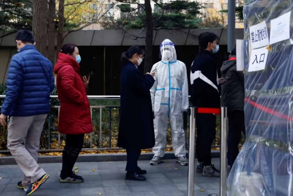 Người d&acirc;n xếp h&agrave;ng x&eacute;t nghiệm Covid-19 gần một t&ograve;a nh&agrave; văn ph&ograve;ng ở Bắc Kinh&nbsp; ng&agrave;y 15/11/2022 - Ảnh: Reuters