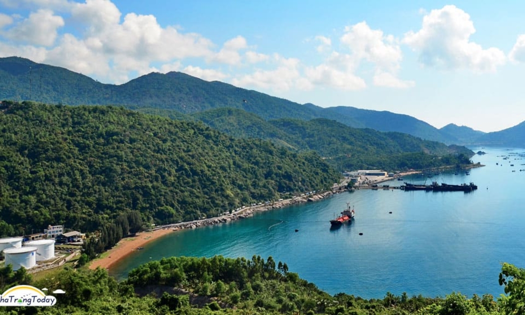 Vịnh Cam Ranh, tỉnh Khánh Hoà.