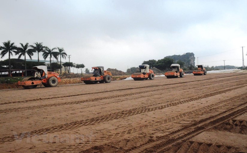 Các nhà thầu nhiều lần lập lại tiến độ và ký cam kết với chủ đầu tư nhưng đều thi công chậm trễ, không đúng cam kết (ảnh minh hoạ).