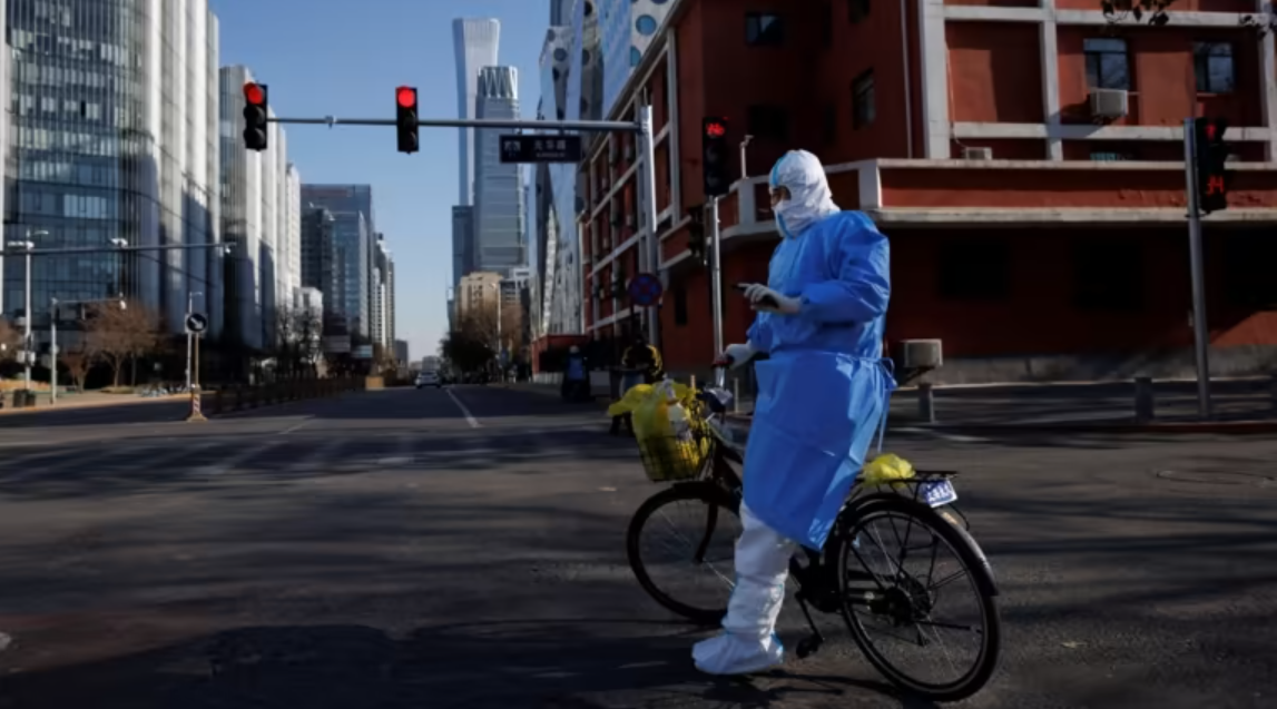 Một nhân viên y tế tại Bắc Kinh ngày 4/12/2022 - Ảnh: Reuters