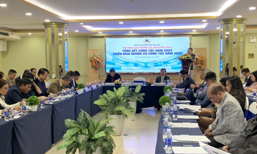 Chuyên gia kinh tế và đại diện doanh nghiệp thảo luận về các vấn đề của thị trường bất động sản.