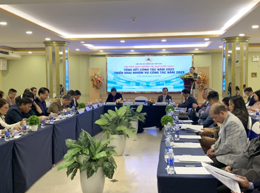 Chuyên gia kinh tế và đại diện doanh nghiệp thảo luận về các vấn đề của thị trường bất động sản.