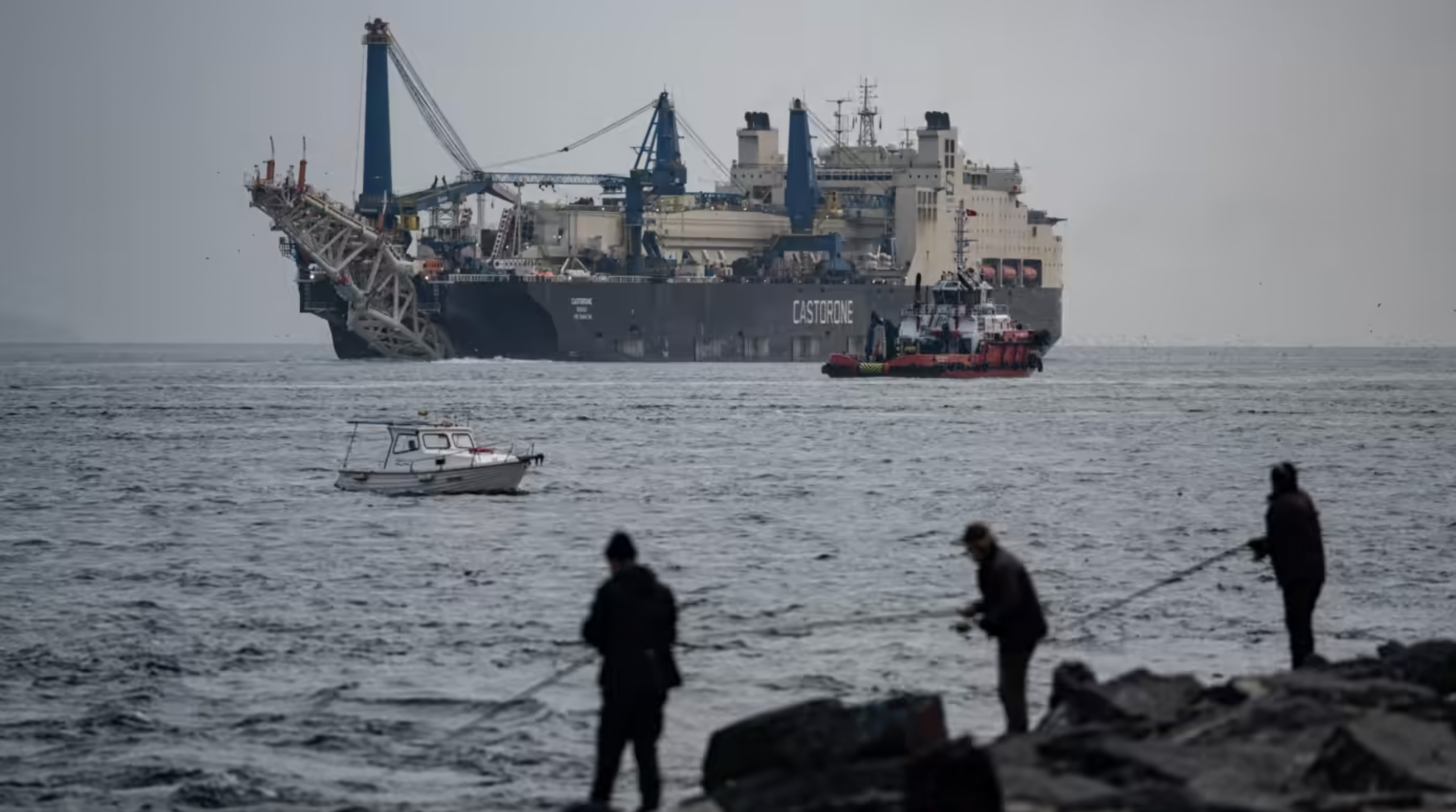 Một con tàu đi qua eo biển ở Thổ Nhĩ Kỳ - Ảnh: Getty/FT.