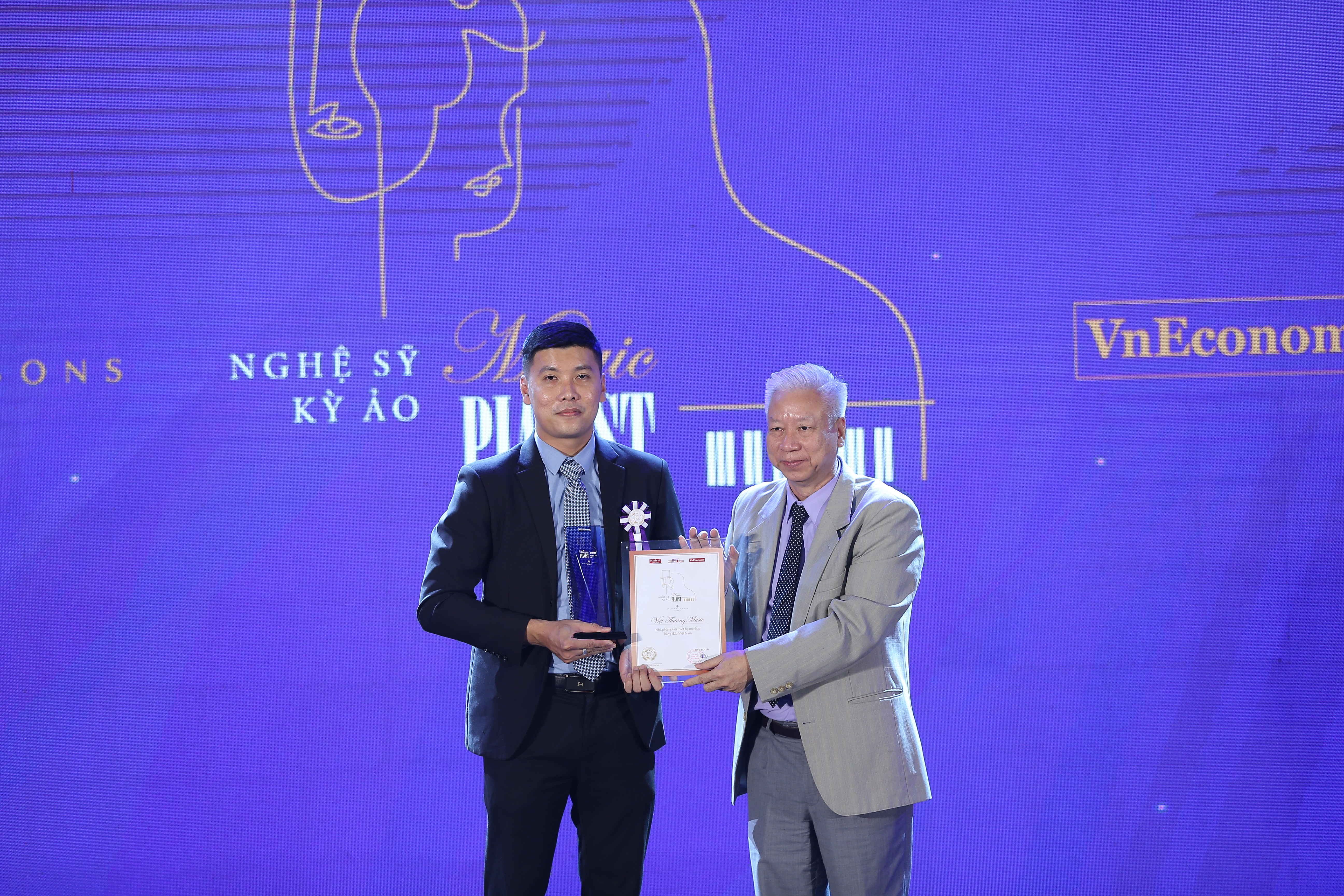 Ông Đào Quang Bính, Tổng Giám đốc, Tổng Thư ký Tạp chí Kinh tế Việt Nam trao kỷ niệm chương 