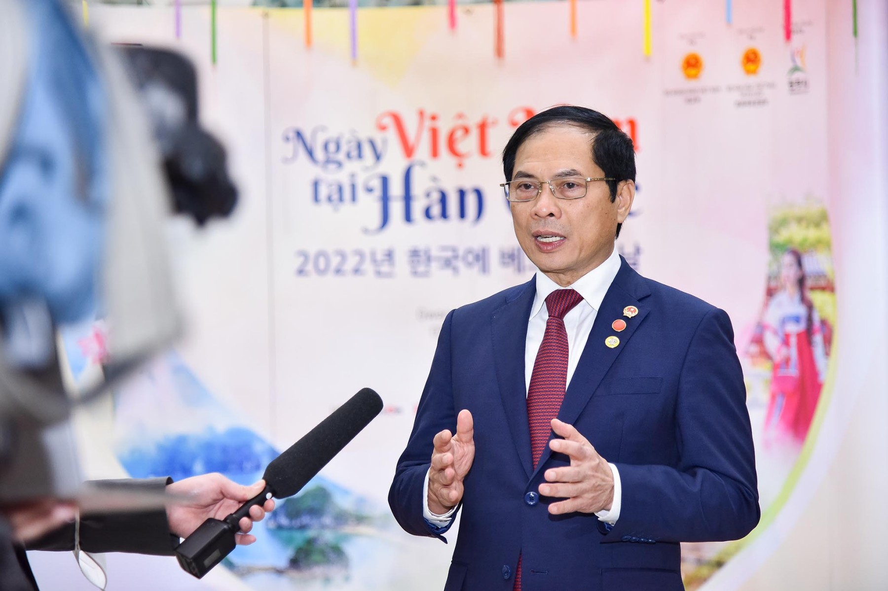 Bộ trưởng Bộ Ngoại giao Bùi Thanh Sơn trả lời phỏng vấn báo chí - Ảnh: Bộ Ngoại giao