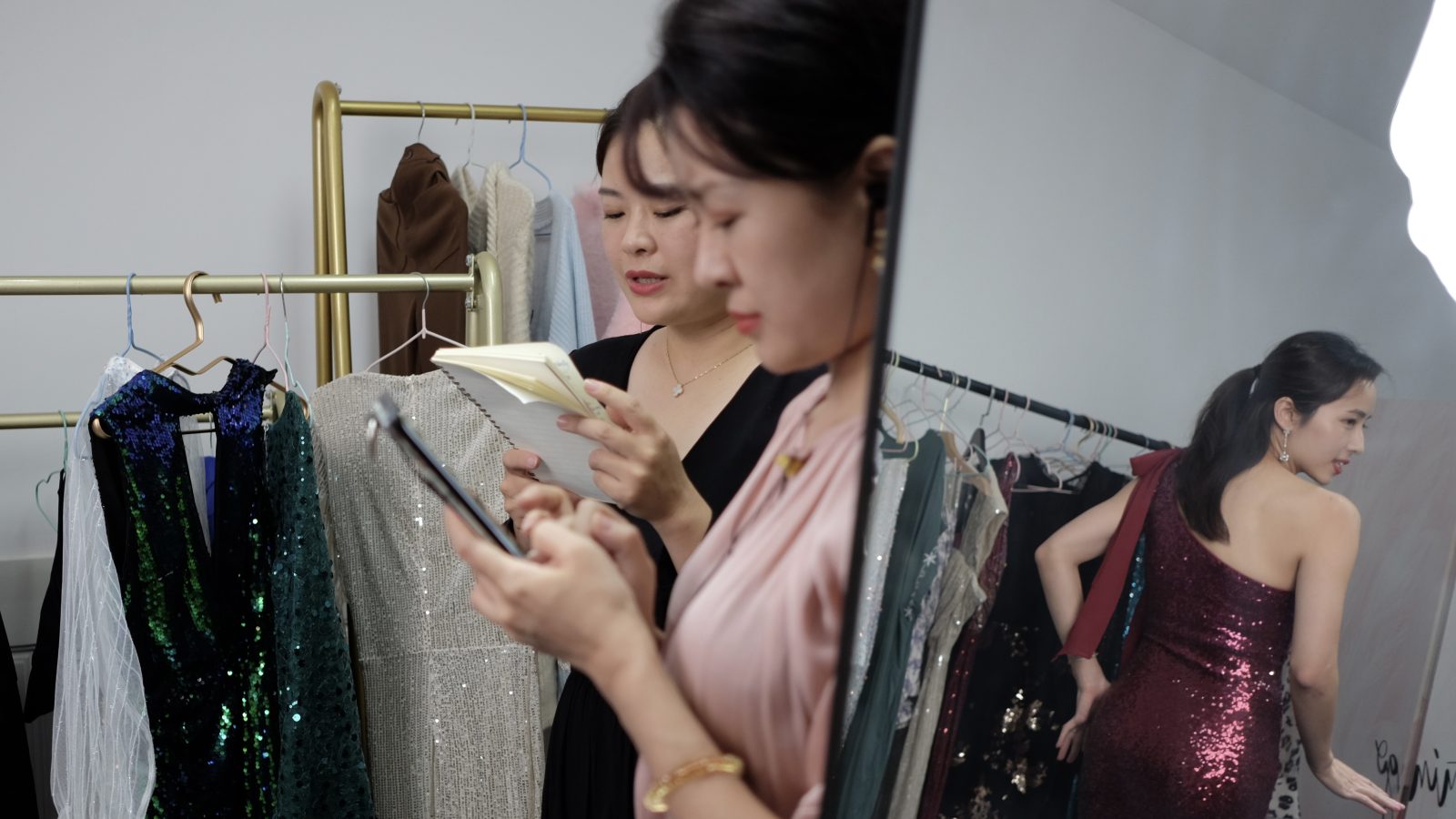 Bên trong trại huấn luyện livestream bán hàng trên TikTok của Trung Quốc