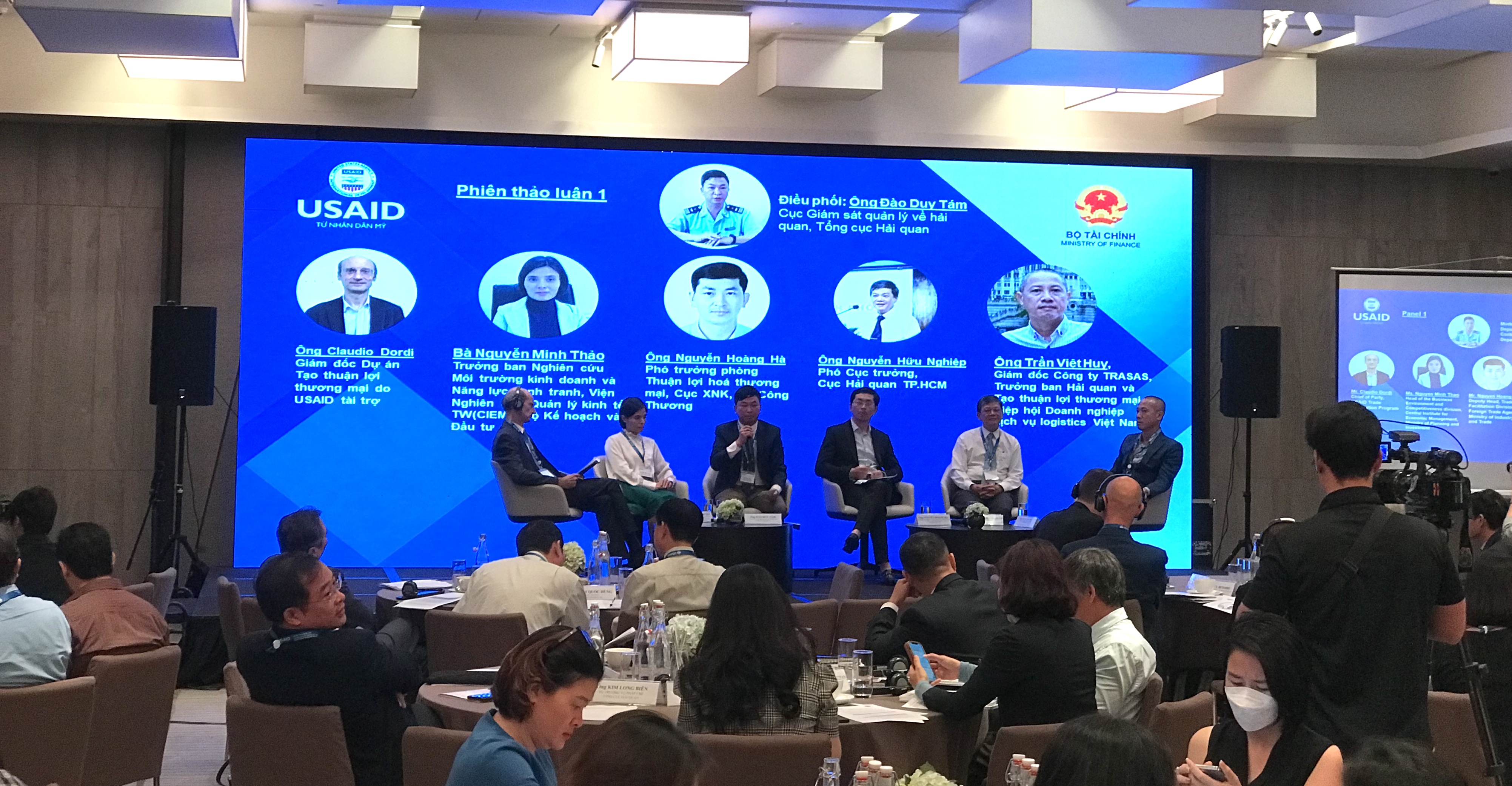 C&aacute;c diễn giả tham gia phi&ecirc;n thảo luận.