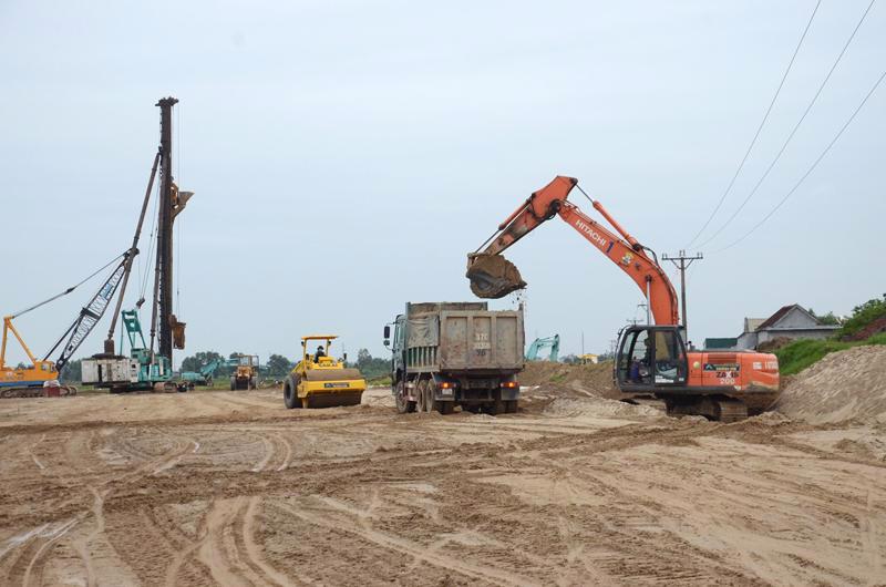 Hiện còn 5/12 địa phương chậm giải phóng mặt bằng cho dự án, không đáp ứng tiến độ khởi công các gói thầu, gồm Quảng Trị, Quảng Ngãi, Bình Định, Phú Yên, TP. Cần Thơ.