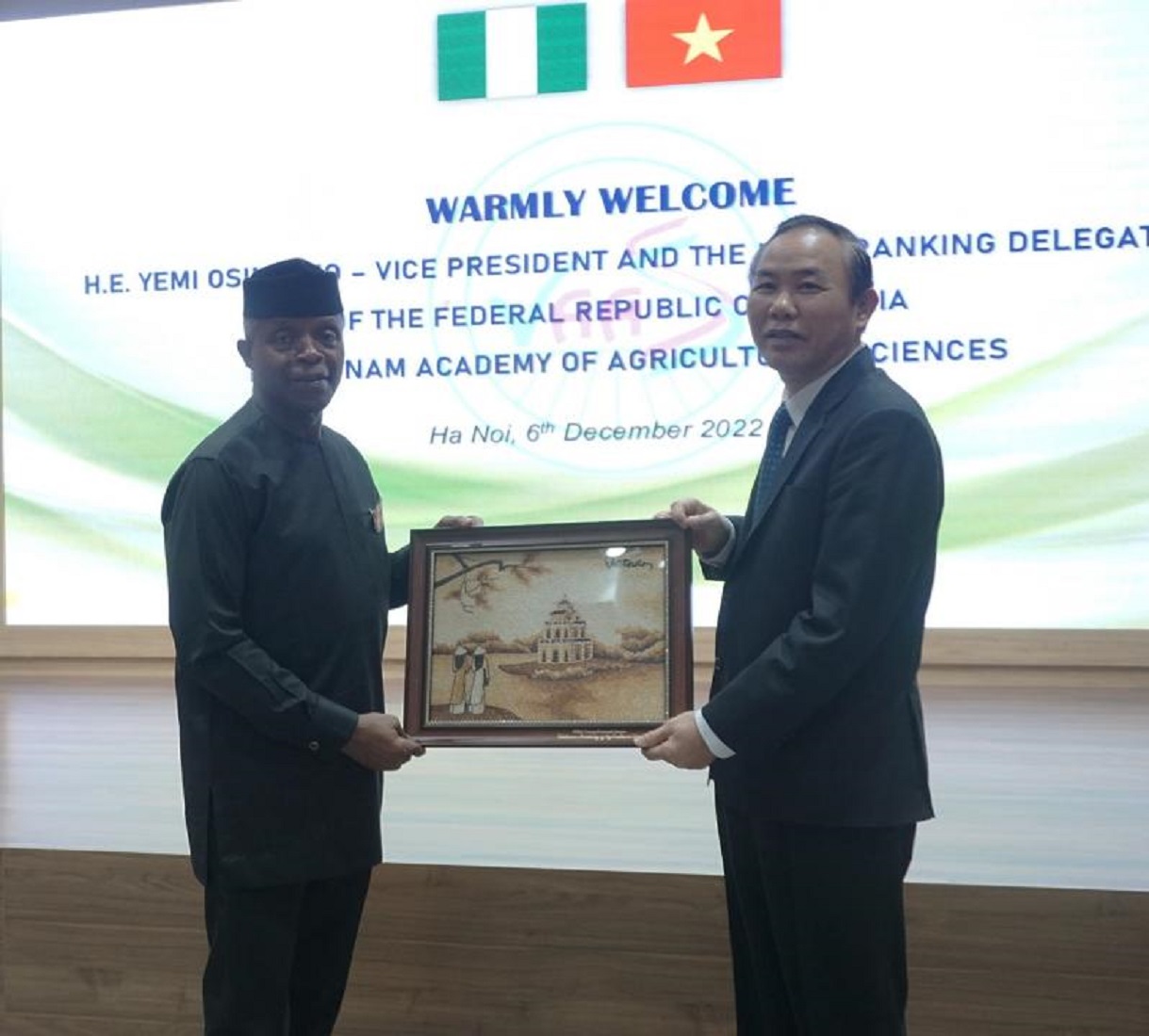Thứ trưởng Bộ Nông nghiệp và Phát triển nông thôn Phùng Đức Tiến tặng quà Phó Tổng thống Yemi Oshinbajo. Ảnh: Chu Khôi.