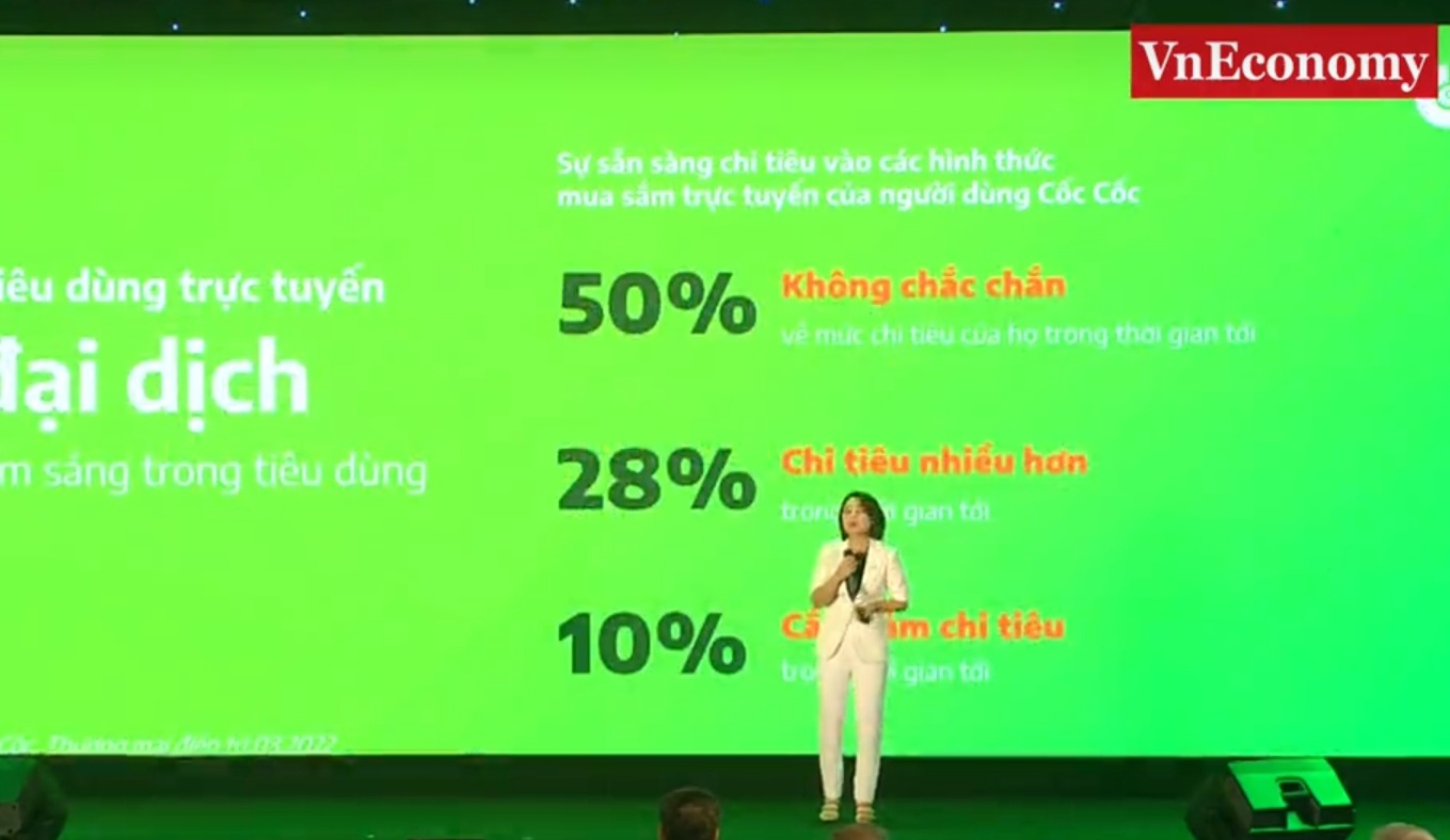 Đại diện Công ty TNHH Cốc Cốc trình bày Báo cáo “Xu hướng số của người dùng trên không gian mạng