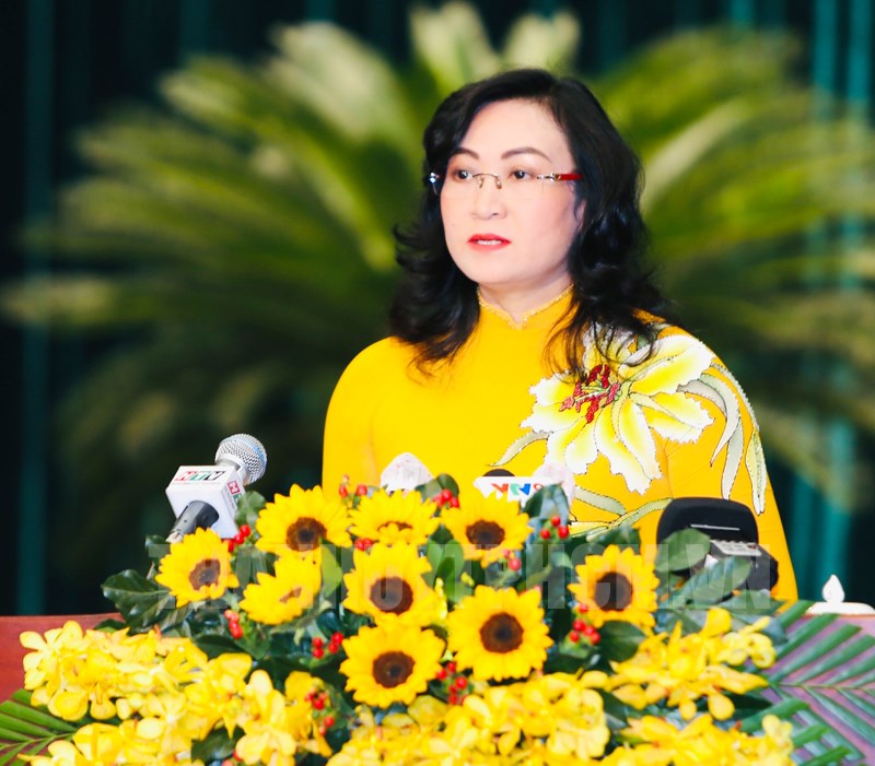 Bà Phan Thị Thắng, Phó Chủ tịch UBND TP.HCM, đã trình tờ trình về việc tăng thêm hệ số điều chỉnh giá đất năm 2023 (hệ số K) tại kỳ họp thứ 8, HĐND TP.HCM khóa X - Ảnh: ND.