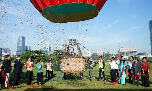 Khinh khí cầu đã bắt đầu bay trên bầu trời TP.HCM