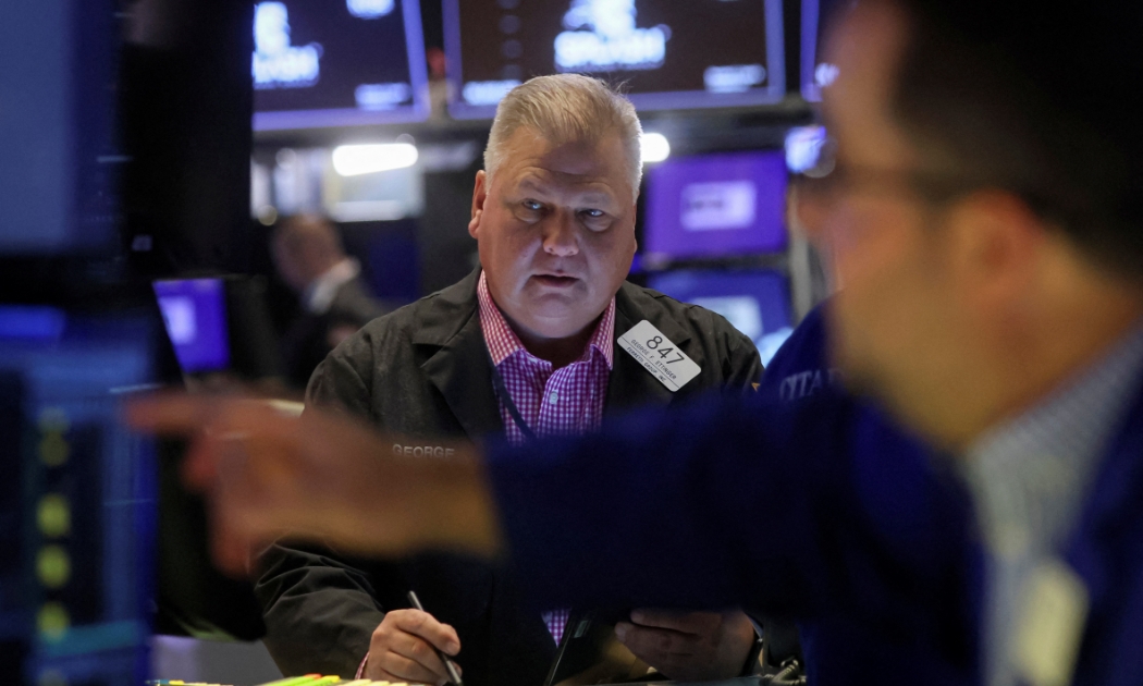 Các nhà giao dịch cổ phiếu trên sàn NYSE ở New York - Ảnh: Reuters.