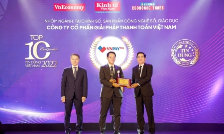 Tiến sỹ Trần Mạnh Nam - Giám đốc Kinh doanh VNPAY-POS đại diện nhận giải thưởng.