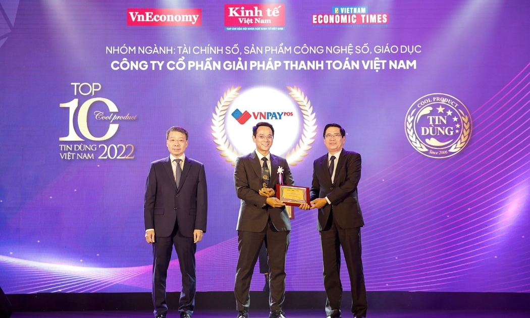 Tiến sỹ Trần Mạnh Nam - Giám đốc Kinh doanh VNPAY-POS đại diện nhận giải thưởng.