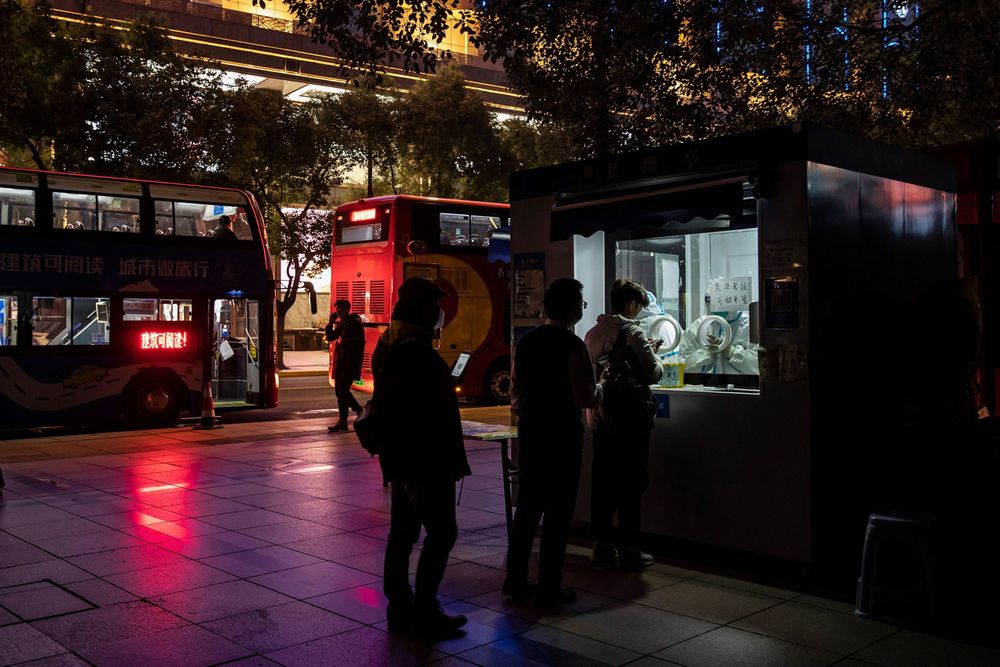 Người d&acirc;n xếp h&agrave;ng tại một điểm x&eacute;t nghiệm Covid ở Thượng Hải ng&agrave;y 2/12 - Ảnh:&nbsp;Bloomberg